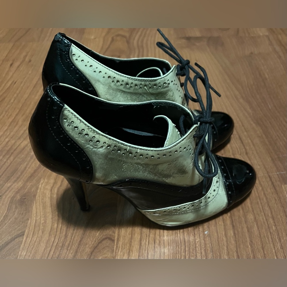 Lace-Up Two-Tone Oxford Heels - Black and Cream